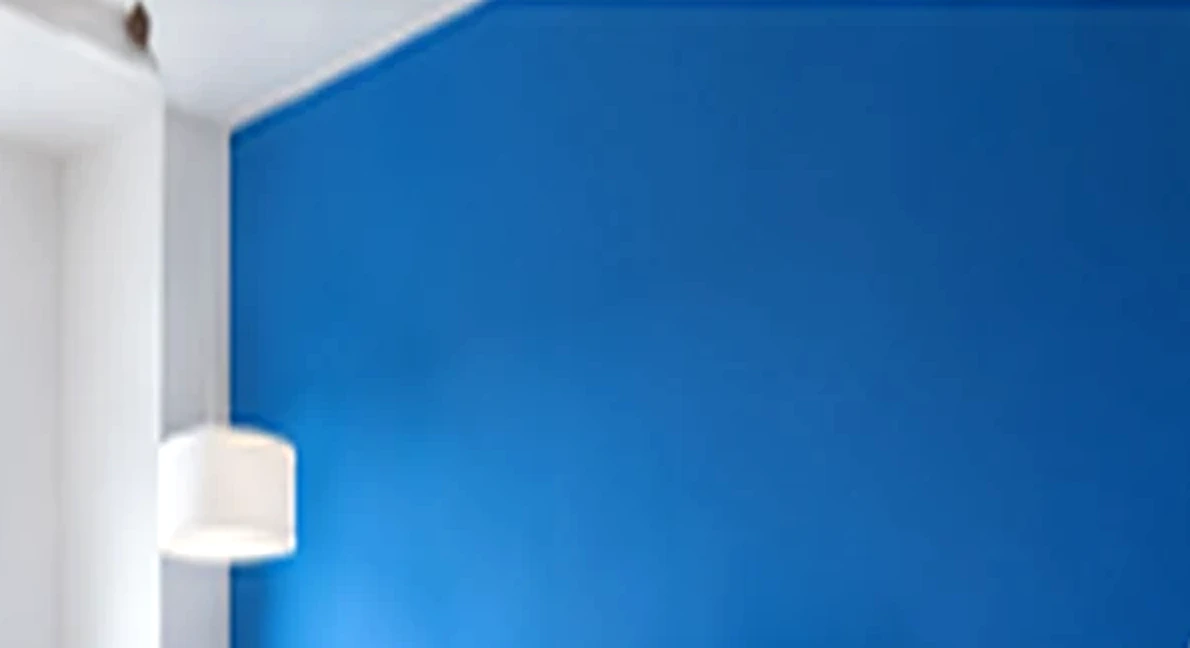 Habitación renovada con pared pintada en azul